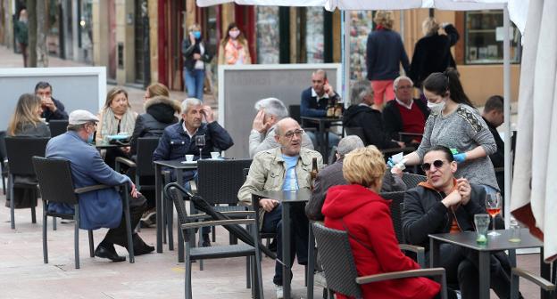 La terraza del Café Riego, llena de clientes durante la mñana de ayer en la tercera jornada de la fase 1 de la desescalada y reapertura de locales de hostelería. / FOTOS: ALEX PIÑA