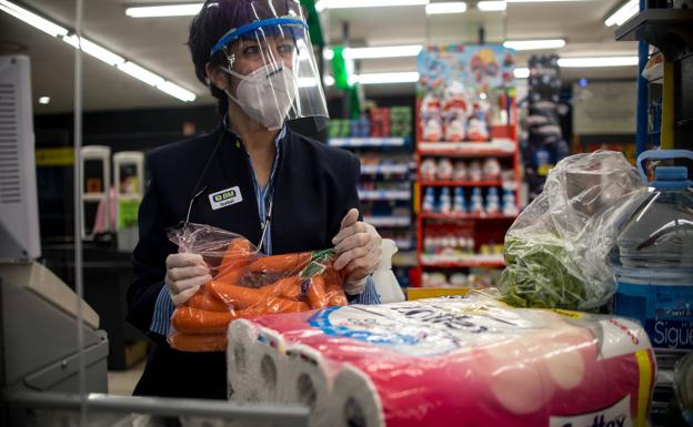 OCU no detecta rastros de coronavirus en envases de alimentos del supermercado