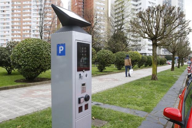 Controladores con mascarillas, guantes y gel en la vuelta al cobro de la ORA