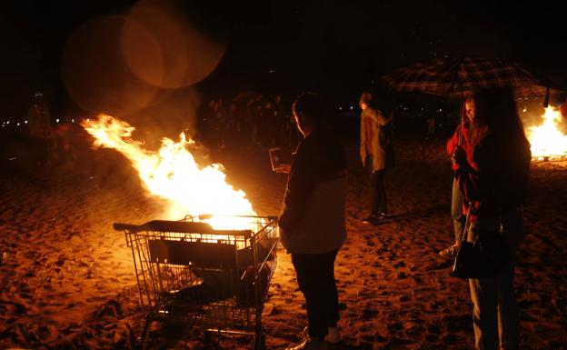 Gijón anuncia la suspensión de la hoguera de San Juan para evitar la concentración de personas