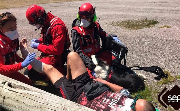 Un hombre, atendido por el Servicio de Emergencias, tras sufrir la mordedura de una serpiente en el Angliru