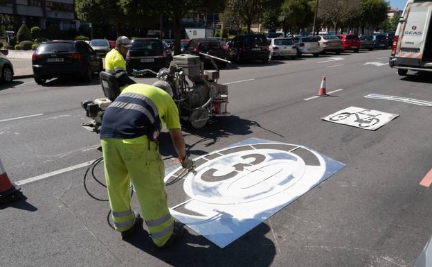 El Ayuntamiento señaliza los nuevos carriles 30 de convivencia entre vehículos y bicicletas
