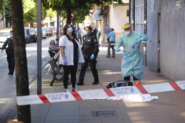 Una mujer se precipita por la ventana de su casa en Gijón