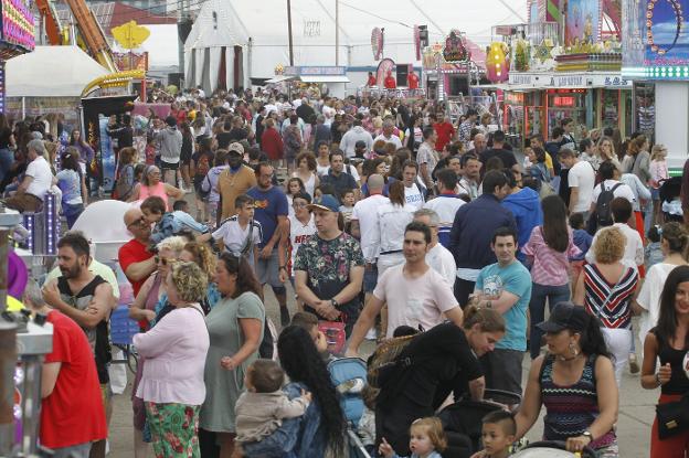 La oposición es partidaria de revisar a la baja la subvención para la Semana Negra