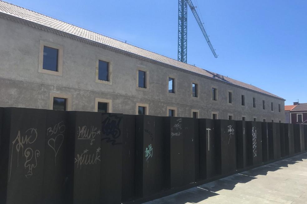 Las pintadas y el botellón afloran con la desescalada en Gijón