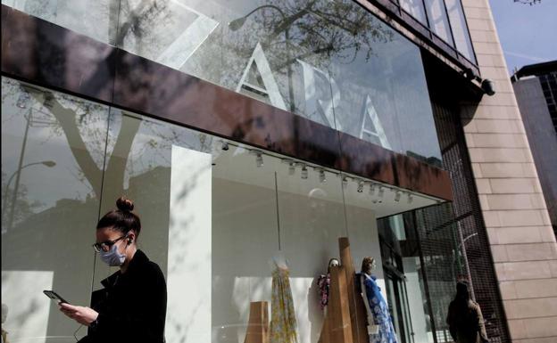 El Corte Inglés, Inditex o H&M abren sus puertas con zonas acotadas