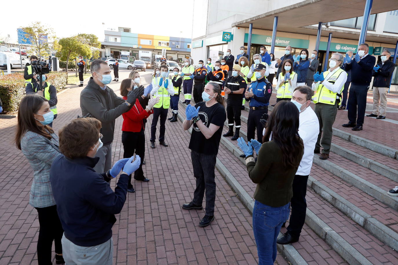Los Reyes visitan de madrugada Mercamadrid para recorrer sus puestos