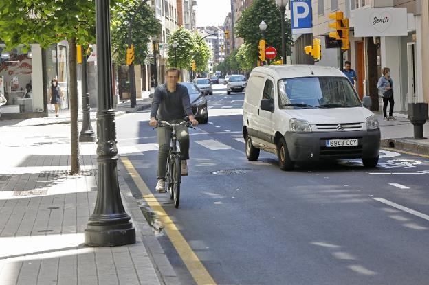 Las bicicletas pueden utilizar los dos carriles de la avenida de la Costa