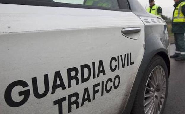 Herido un motorista tras salirse de la vía en Cenero