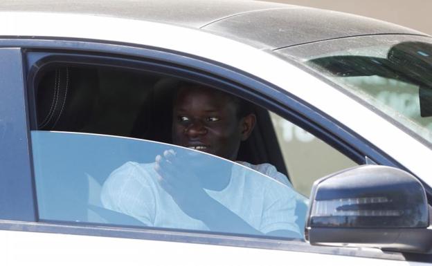 Kanté deja de entrenar por temor al coronavirus