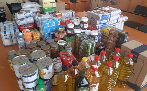 El IES Monte Naranco recoge alimentos para ayudar a 40 familias del centro afectadas por el COVID-19