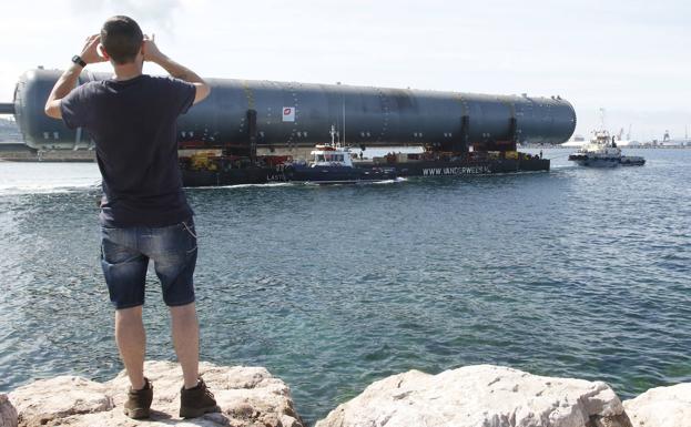 Duro Felguera traslada por mar una pieza de más de cien metros hasta El Musel