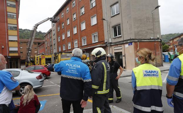 Un incendio calcina una vivienda en el centro de Sotrondio y obliga a desalojar el edificio