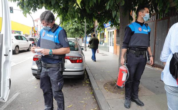 Dos agentes de la Policía Local sofocan un incendio en una vivienda gijonesa