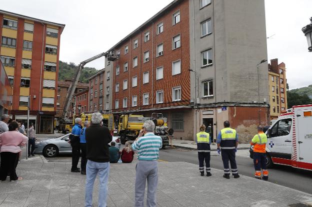 Un niño de doce años salva a su familia de un incendio en su vivienda de Sotrondio