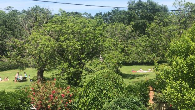 67 multados por no mantener la distancia social en un merendero en Gijón