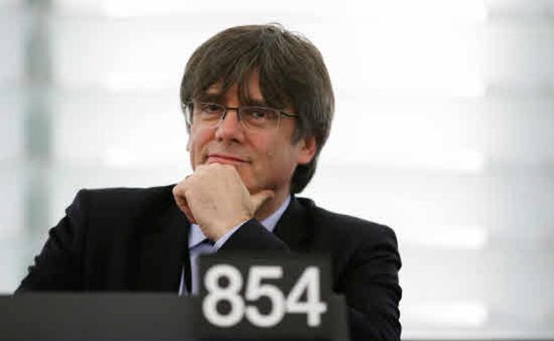 Puigdemont intenta dinamitar la mesa de diálogo al exigir un «relator»