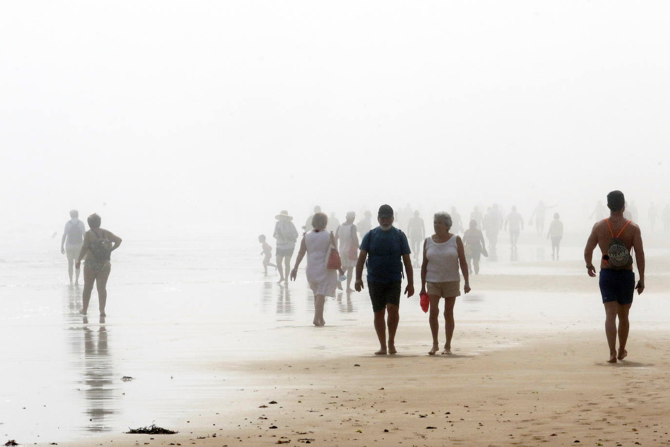 Las espectaculares imágenes de la playa de Gijón bajo la niebla