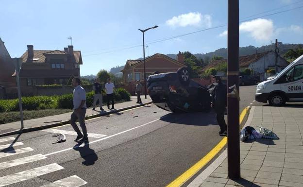 Cuatro heridos tras un brutal choque entre dos coches en Gijón