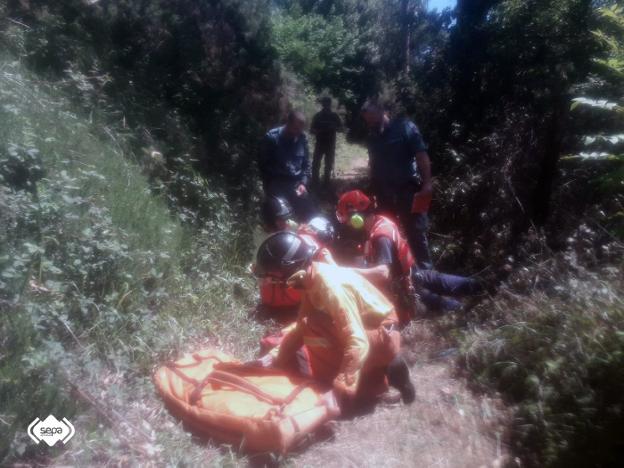 Salvan a un hombre de 62 años con graves quemaduras en un incendio en Cabranes