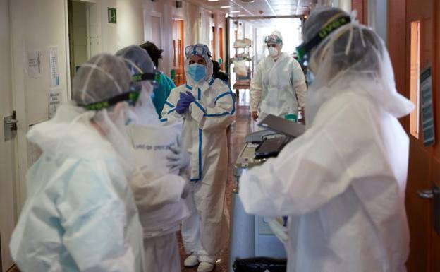 Uno de cada diez enfermeros asturianos que trabajaron en unidades con COVID se contagió