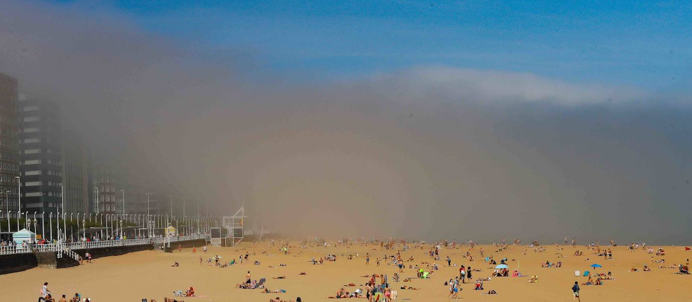 Las playas asturianas, con numerosas visitas y controles a pesar de la niebla
