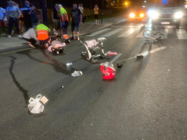 Un motorista se da a la fuga tras atropellar a una madre y sus dos hijas en La Corredoria