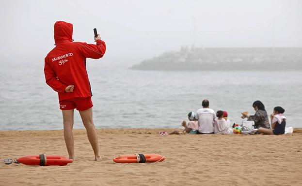 Vídeo: arranca la temporada oficial de baños en las playas de Gijón
