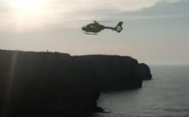 Salta por un acantilado de más de 20 metros en Ribadesella tras una fiesta con amigos