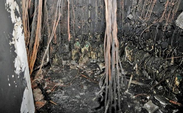 «Dentro del edificio se respira olor a cable quemado y eso es insalubre»