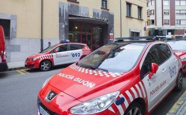 Denuncian a 19 jóvenes que realizaban una fiesta en un bajo de Gijón