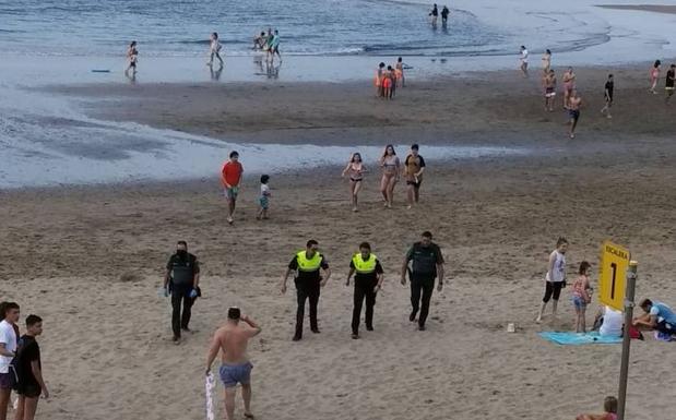 Se mete en el agua en Salinas cuando hacía botellón y tiene que ser rescatado por la Policía