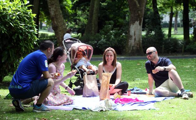 Oviedo celebra un atípico Martes de Campo sin reparto de bollo y vino