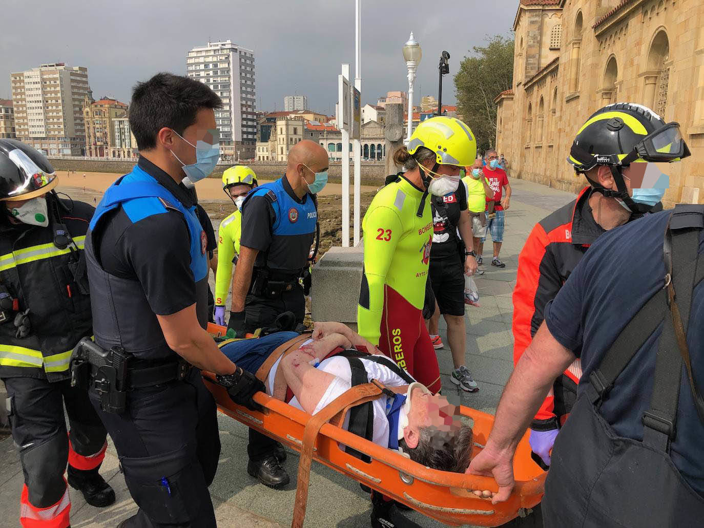 Una mujer, herida tras caerse a las rocas desde la escalera 1 de la playa de San Lorenzo