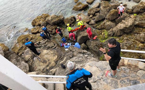 Herida una mujer tras caerse a las rocas desde la escalera 1 de la playa de San Lorenzo