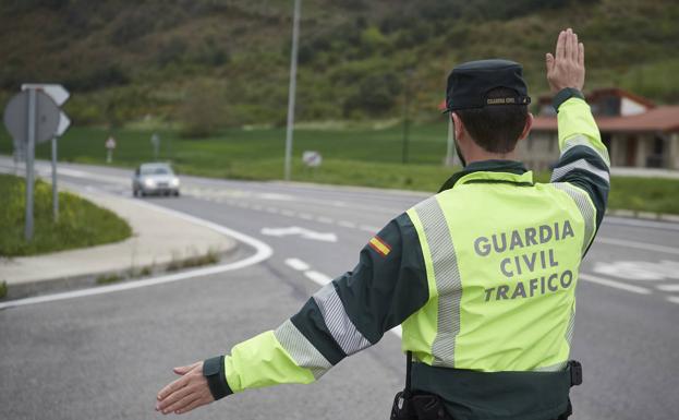 La DGT apuesta por más vigilancia para evitar el uso del móvil al volante y más control en las carreteras convencionales