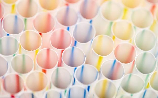 Agua gratis y prohibidas las pajitas y bastoncillos: las nuevas normas de la Ley de Residuos