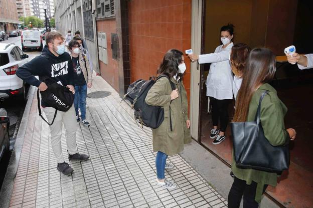 El 70% de los alumnos que harán la EBAU este año vuelven hoy a las aulas