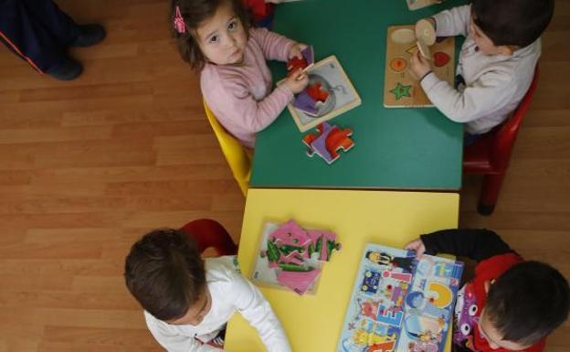 El programa de conciliación para familias de bebés de 0 a 3 años se hará en Escolinos, Raitanes y Montevil