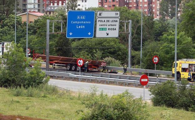El incendio en las ruedas de un camión obliga a suspender la circulación unos minutos en Lena