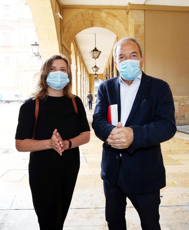 Wenceslao López y Ana Taboada antes de su comparecencia. / PIÑA