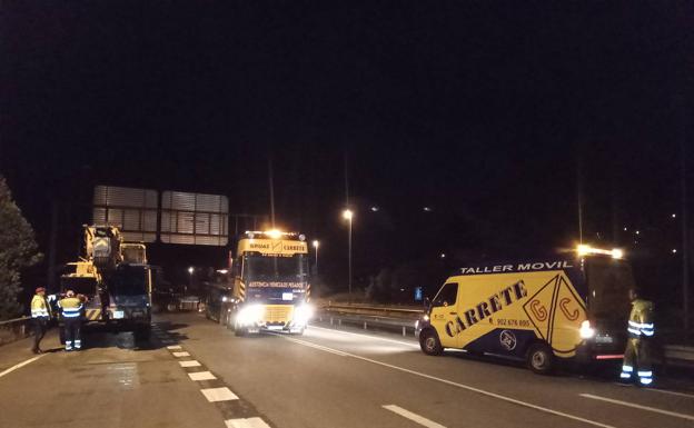 Cortada durante tres horas la A-66 para retirar un camión accidentado