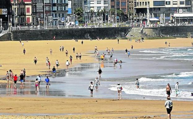 Los 'acomodadores' de playa de Gijón comenzarán a trabajar mañana