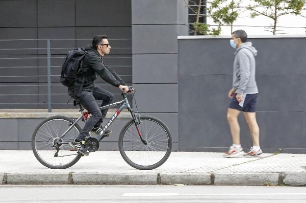 Gijón intensificará en verano el control para sacar bicis y patinetes de las aceras