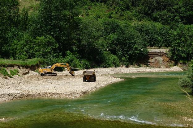 Adif construirá una escollera en la margen del río Sella para proteger las vías del tren