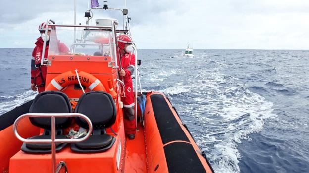 Rescatan a cuatro personas de un barco a la deriva en Luarca
