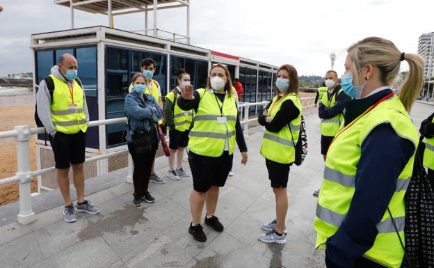 Gijón parcela sus playas y limita los puntos de entrada y de salida