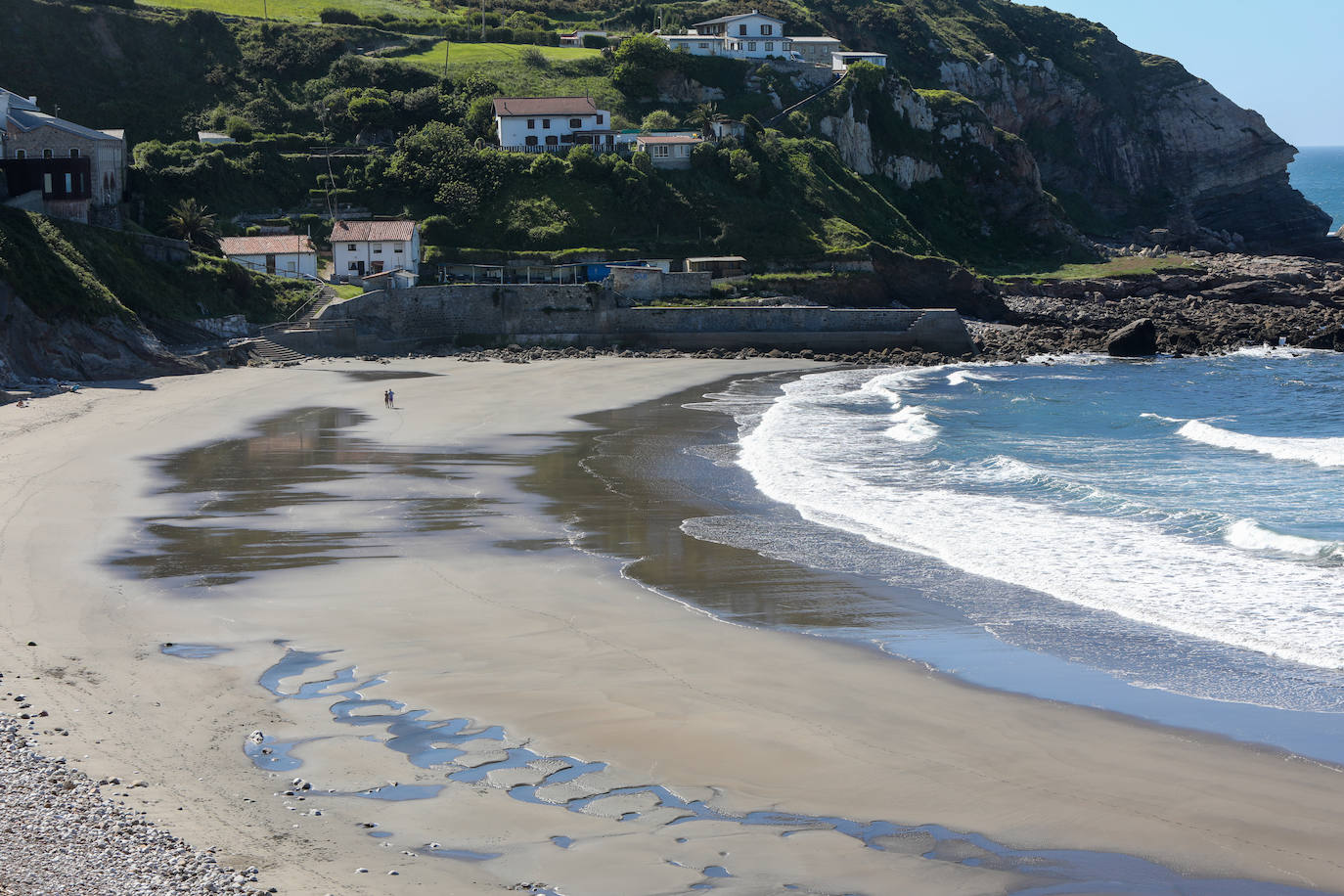 Una nueva bandera azul para las playas de Asturias, que suma 13