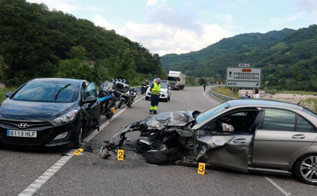 Un motorista de Gijón de 48 años muere en un brutal choque en Aller