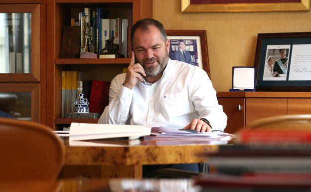 Carlos Paniceres deja temporalmente la presidencia de la Cámara de Comercio de Oviedo por motivos de salud